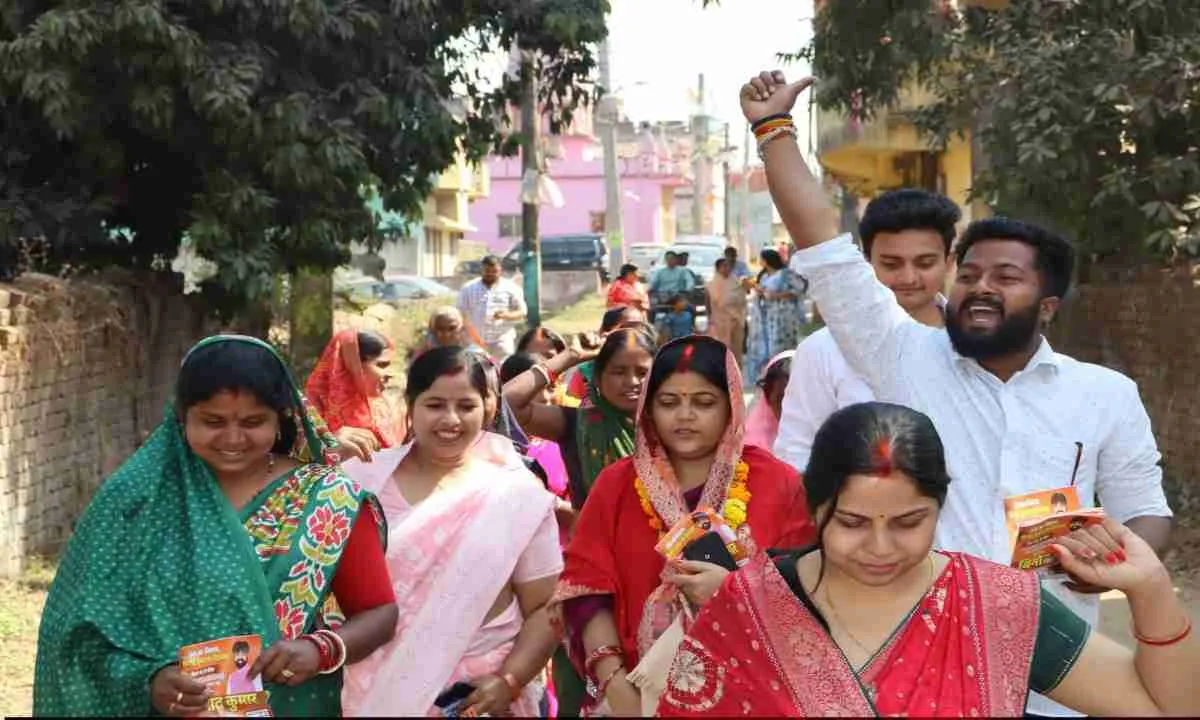 चास नगर निगम: बिनोद कुमार के परिवार ने घर-घर जाकर किया जनसंपर्क