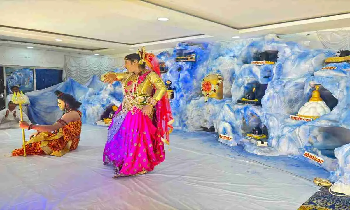 Sahebganj News : शिव पुराण नाट्य मंचन और झांकी ने मोहा श्रद्धालुओं का मन