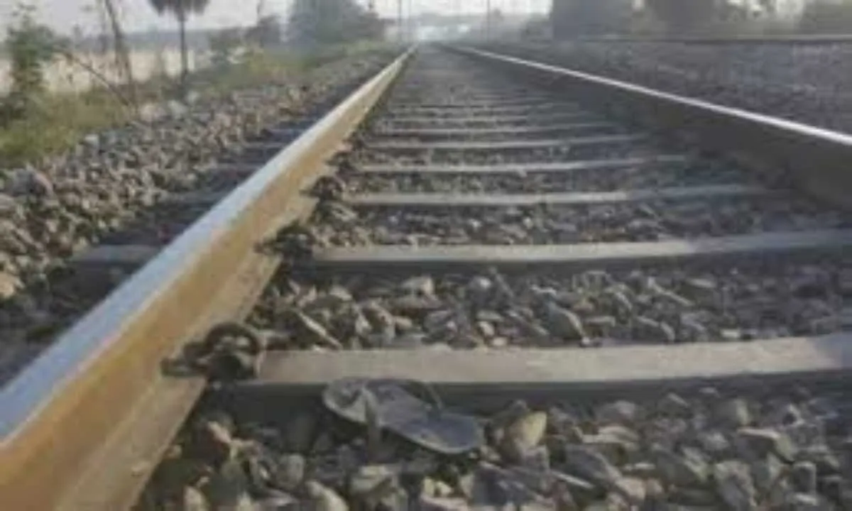 Koderma News : रेलवे ट्रैक पर सेल्फी लेते किशोर की ट्रेन से मौत
