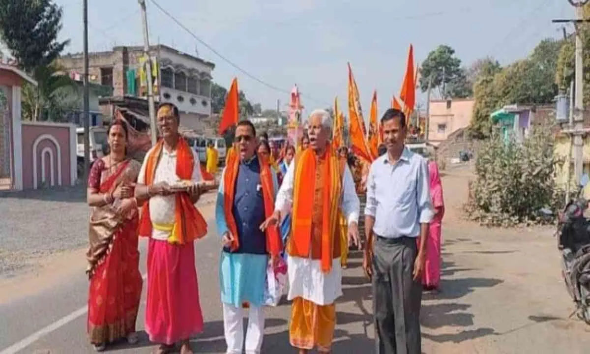 पाकुड़िया के मोंगलाबांध गांव में पार्वती मंदिर प्राण-प्रतिष्ठा को लेकर भव्य कलश शोभायात्रा