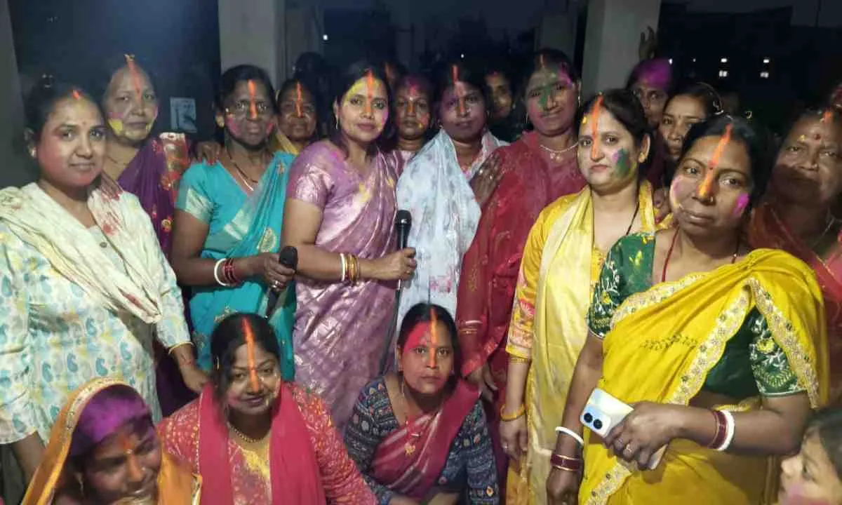 Koderma News : शिव चर्चा महिला मंडल ने हर्षोल्लास के साथ मनाया मलाई होली मिलन समारोह