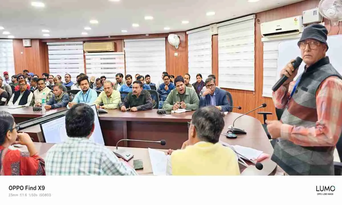 Koderma News : डीसी के निर्देशन में चुनाव कर्मियों को दिया गया प्रशिक्षण