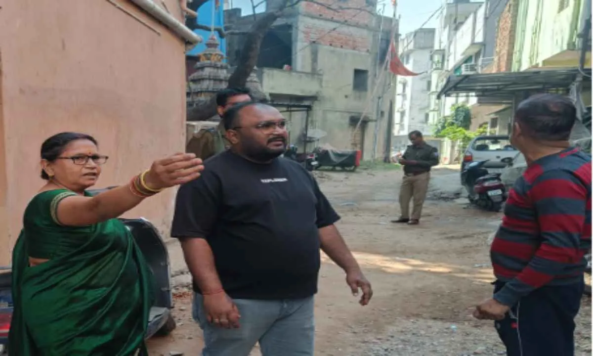 Chaibasa News : साकची में पूजा के लिए जा रही महिला से चेन स्नैचिंग, बाइक सवार फरार