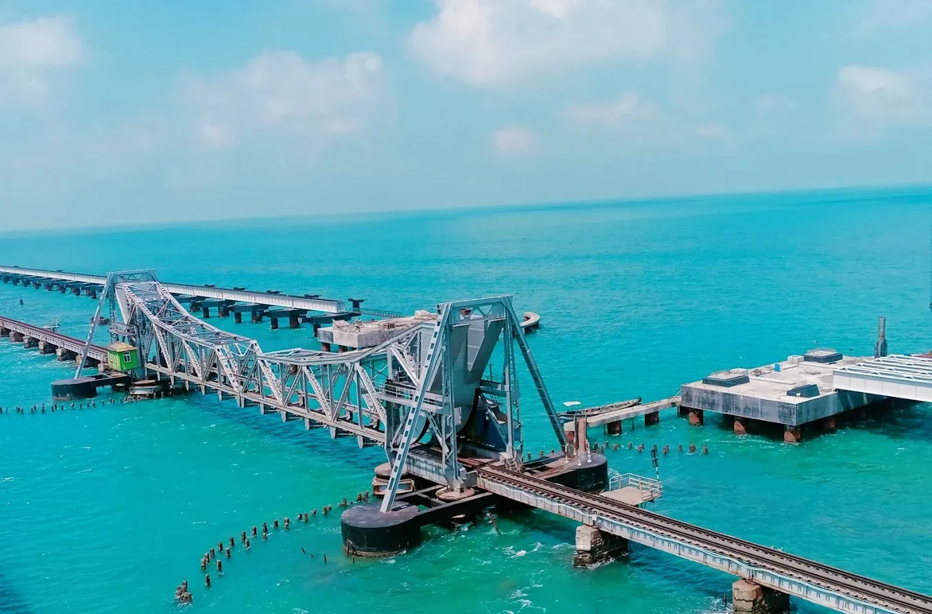 Pamban Bridge: समुद्र के ऊपर उड़ती ट्रेन का रोमांच, जानिए भारत के पहले सी रेल ब्रिज की कहानी