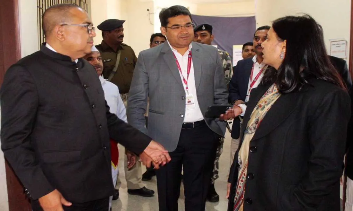 चास नगर निगम चुनाव: डीईओ सह डीसी अजय नाथ झा ने निर्वाची पदाधिकारी कार्यालय का किया निरीक्षण, तैयारियों की समीक्षा