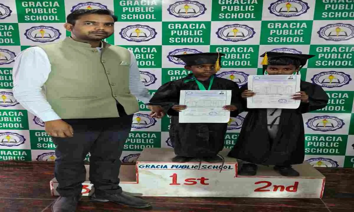 Giridih News: ग्रेसिया पब्लिक स्कूल में वार्षिक परीक्षा परिणाम घोषित, उत्कृष्ट प्रदर्शन करने वाले नौनिहालों को मिला सम्मान