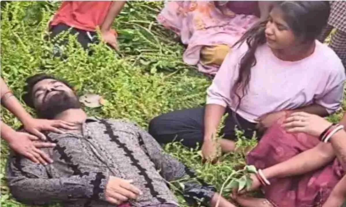 Palamu News : खेत में मिला युवक का शव, इकलौते बेटे की मौत से परिवार में कोहराम