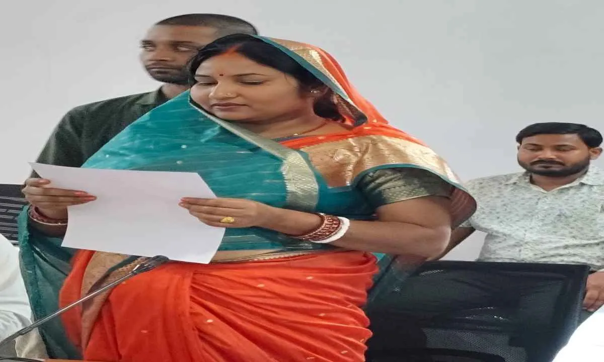 Pakur News: नगर परिषद के वार्ड 11 की पार्षद निभा देवी ने ली शपथ