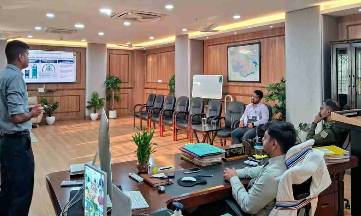 Dhanbad News: शहरी विकास योजनाओं की समीक्षा, कचरा प्रबंधन व जल संरक्षण पर जोर