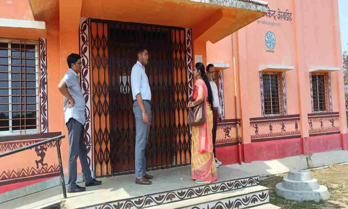 Dumka News: डीडीसी ने किया बंद पड़े पेयजलापूर्ति योजना का निरीक्षण