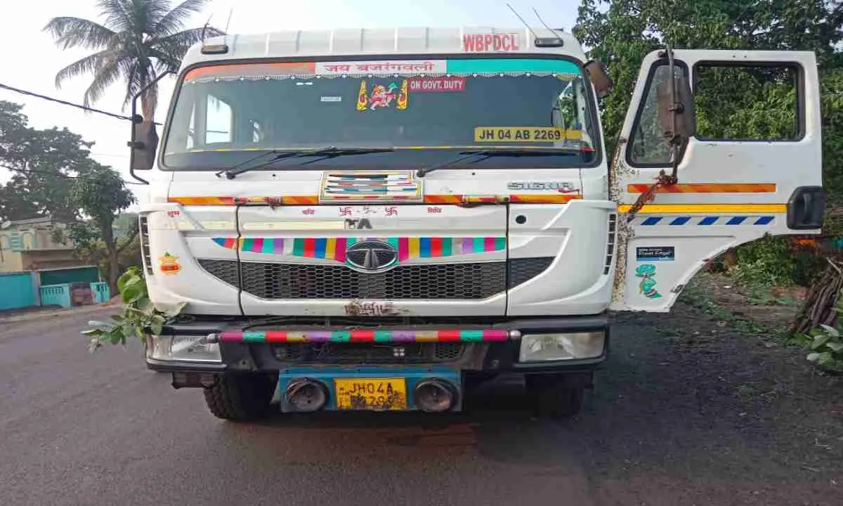 Dumka News: कोयला लदे हाइवा का टायर ब्लास्ट होने से लगी आग