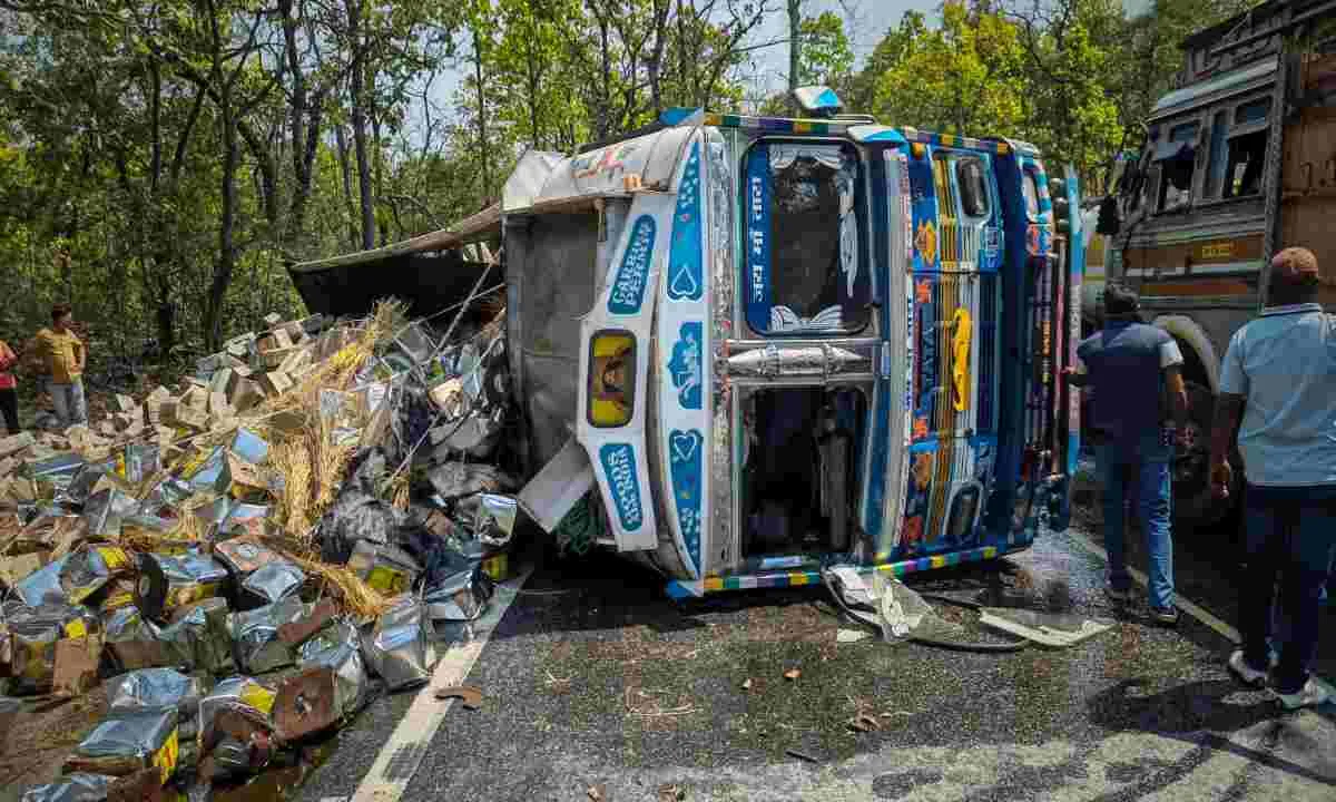 Koderma News: जमसोती नाला के पास रिफाइंड तेल लदा ट्रक पलटा, सड़क पर बिखरे डिब्बे