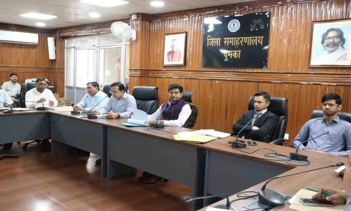 Dumka News: डीसी का कड़ा रुख: जाति प्रमाण पत्र में देरी पर शिकारीपाड़ा के राजस्व कर्मचारियों का वेतन रोका