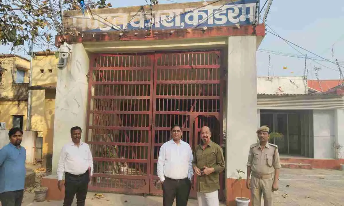 Koderma News: विधिक सेवा प्राधिकार सचिव एवं सिविल सर्जन ने मंडल कारा का किया निरीक्षण