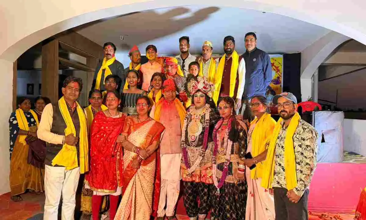 Hazaribagh News: आर्ट एंड कल्चरल ट्रस्ट द्वारा होली मिलन समारोह का आयोजन