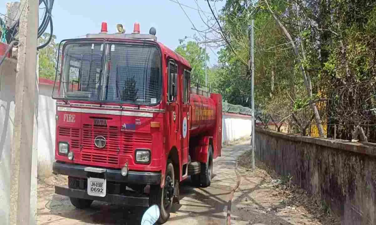 Koderma News: थाना परिसर में बांस के झुंड के लगी आग, दमकल ने बुझाई आग