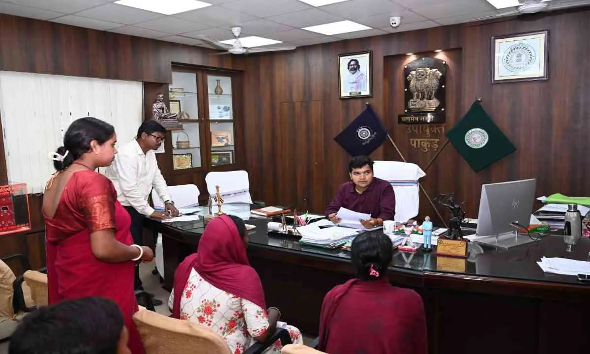 Pakur News: समाहरणालय परिसर में जनता दरबार आयोजित 