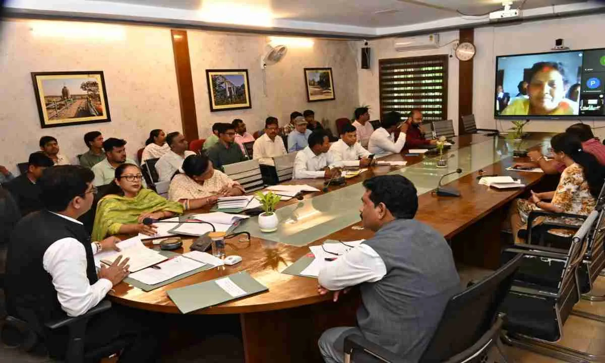 Lohardaga News : फसल नुकसान, फाइलेरिया दवा और त्योहारों पर उपायुक्त का विशेष निर्देश