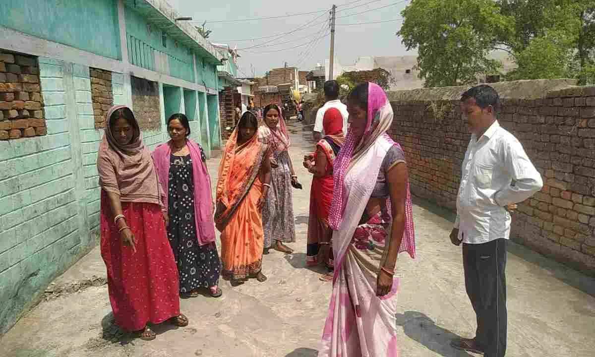 Bokaro News: ग्रामीणों ने पीसीसी पथ निर्माण कार्य में गड़बड़झाला का लगाया आरोप