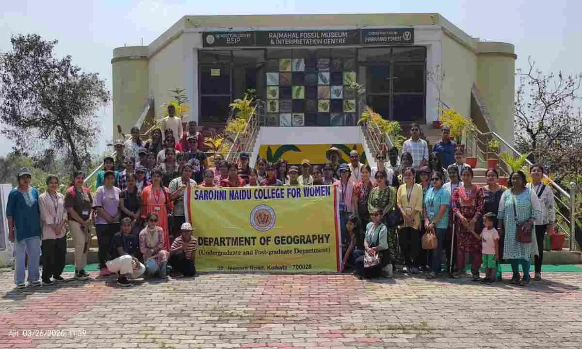 Sahebganj News: मंडरो फॉसिल्स पार्क में छात्राओं का शैक्षणिक भ्रमण