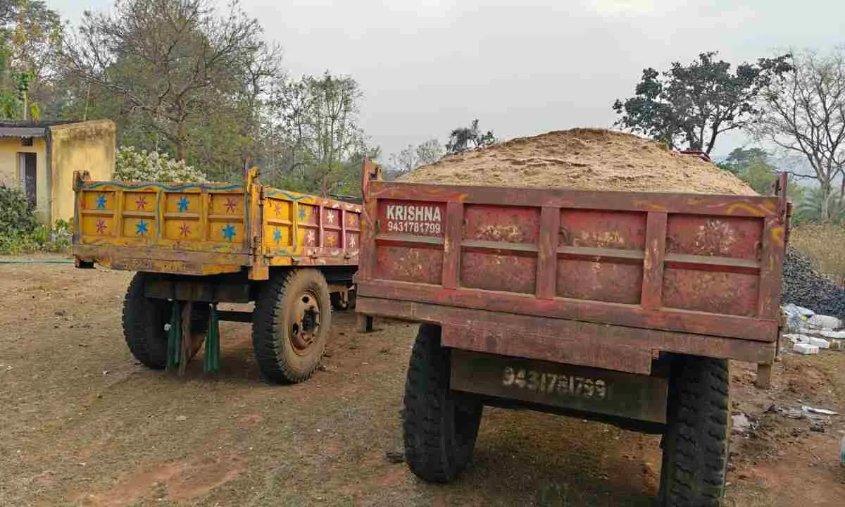 Dumka News: जिला खनन टास्क फोर्स की टीम ने बालू लोड कर ढूलाई कर रहे दो ट्रेक्टर को किया जब्त