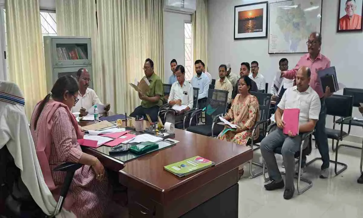 Palamu News: प्रमंडलीय आयुक्त ने राजस्व से जुड़े विभिन्न विभागों के राजस्व पदाधिकारियों के साथ की बैठक