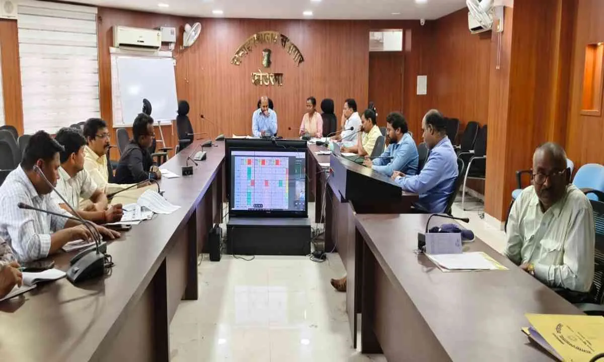 Koderma News: राजस्व संग्रहण एवं आपदा प्रबंधन कार्यों की उपायुक्त ने की समीक्षा बैठक