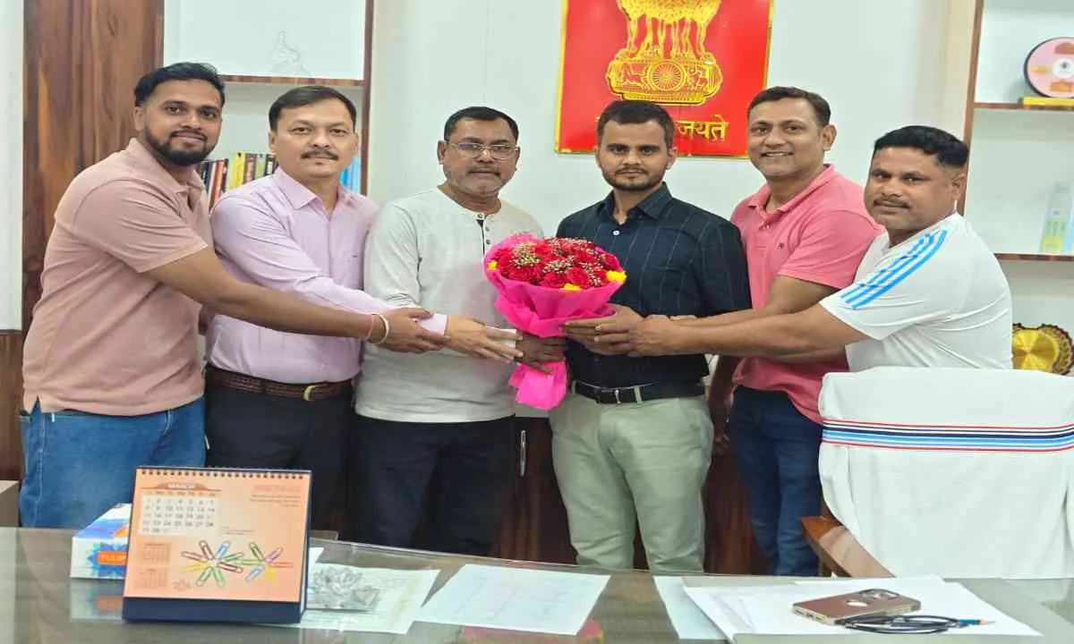 Dhanbad News: अशोक कुमार बने रेल मंडल के खेल अधिकारी, खिलाड़ियों ने किया स्वागत