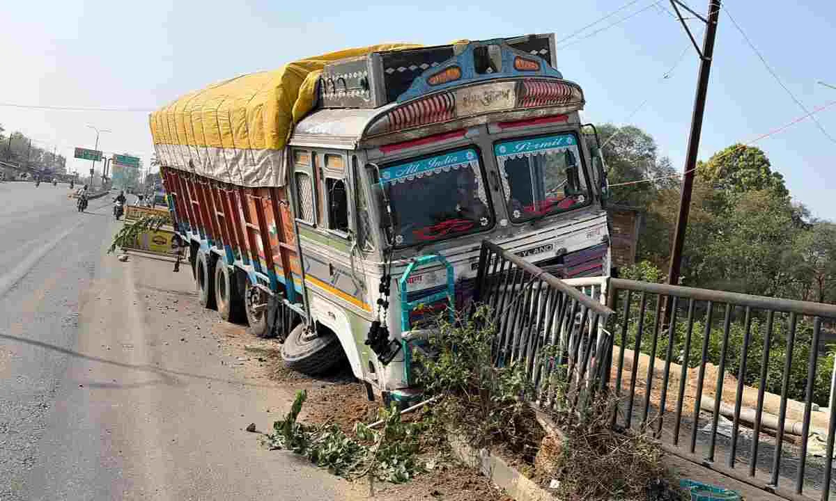 Dumka News: गिट्टी लदा अनियंत्रित ट्रक डिवाइडर से टकराया, बाल-बाल बचे लोग