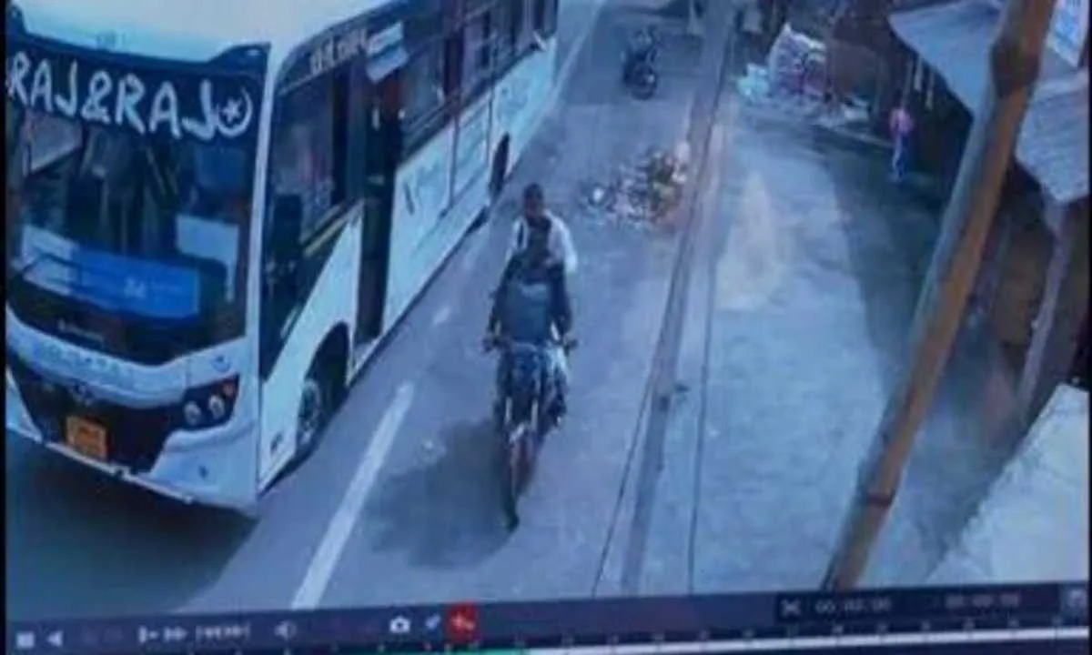 Pakur News : महिला को झांसे में लेकर तीन लाख का गहना ले उड़े दो ठग