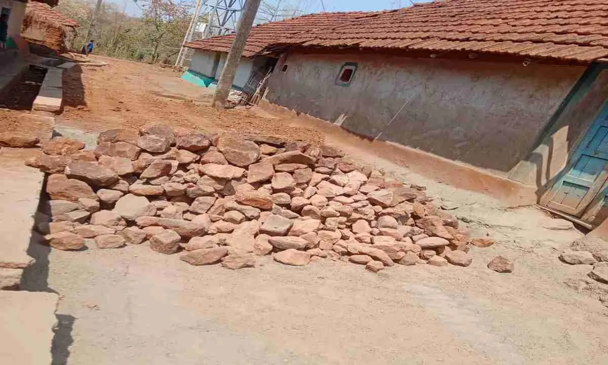 Dumka News: पीसीसी सड़क निर्माण में गुणवत्ताहीन 'जंगली लाल गोल बोल्डर' का हो रहा उपयोग