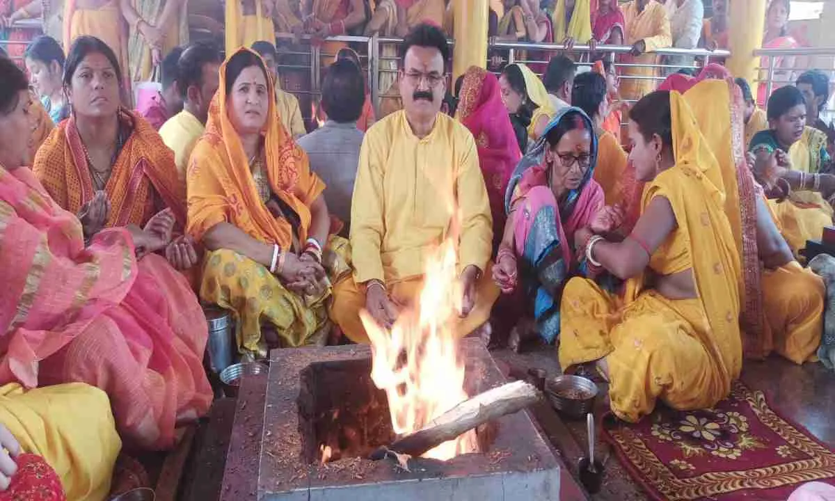 Dhanbad News: चैत्र नवरात्रि पर बस्ताकोला में 9 कुंडीय गायत्री महायज्ञ संपन्न