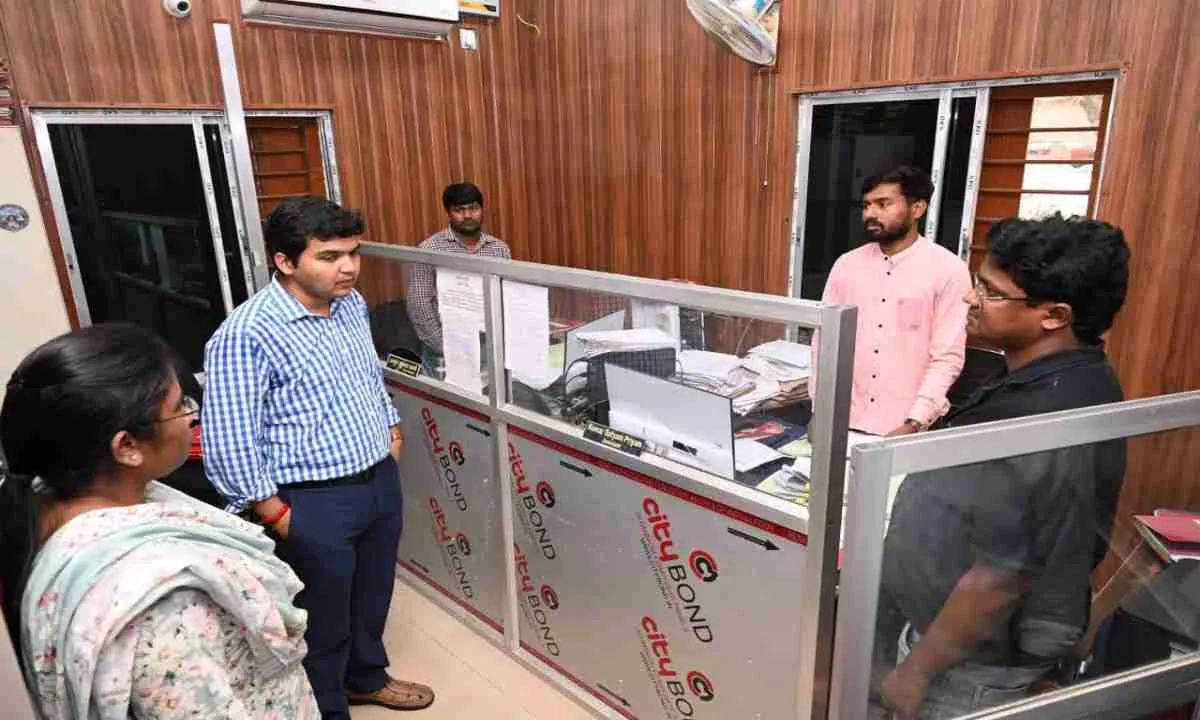 Pakur News: उपायुक्त का औचक निरीक्षण: वित्तीय वर्ष के आखिरी दिन कोषागार पहुंचे डीसी मनीष कुमार