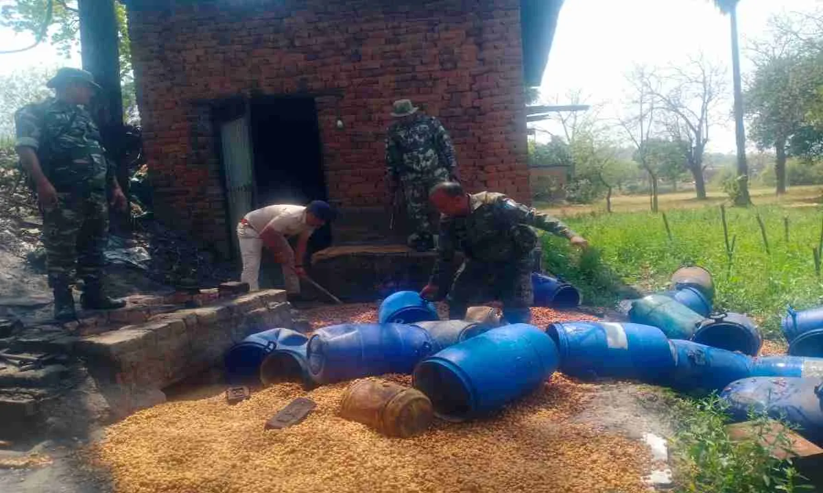 Hazaribagh News: रामनवमी पूंजा शांतिपूर्ण संपन्न करने को लेकर अवैध शराब के खिलाफ छापामारी