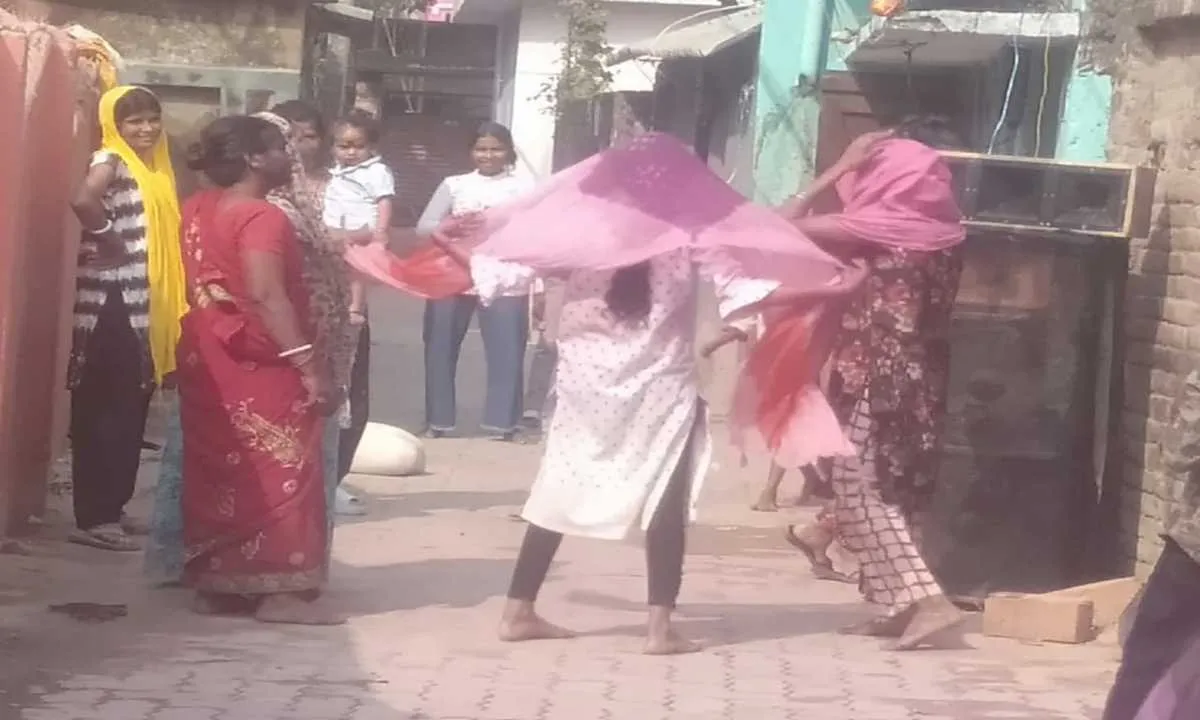 Sahebganj News : ग्रामवासियों ने मिलकर मनाई होली, सामाजिक समरसता का दिया संदेश