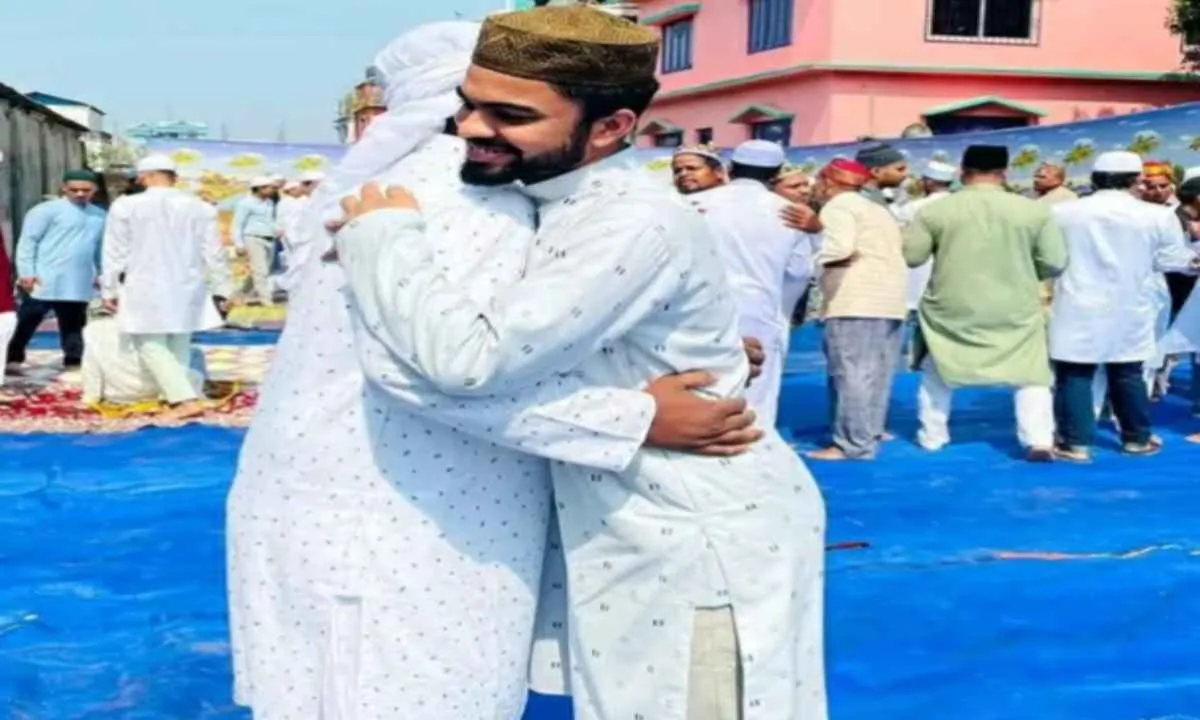 Sahebganj News: ईदगाहों और मस्ज़िदों में अदा की गई नमाज़, लोगों ने गले मिलकर दी मुबारकबाद