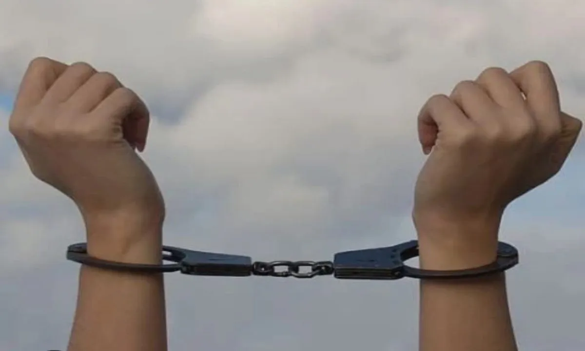 Dhanbad News: पुरानी रंजिश में दो पक्षों के बीच मारपीट व बमबाजी