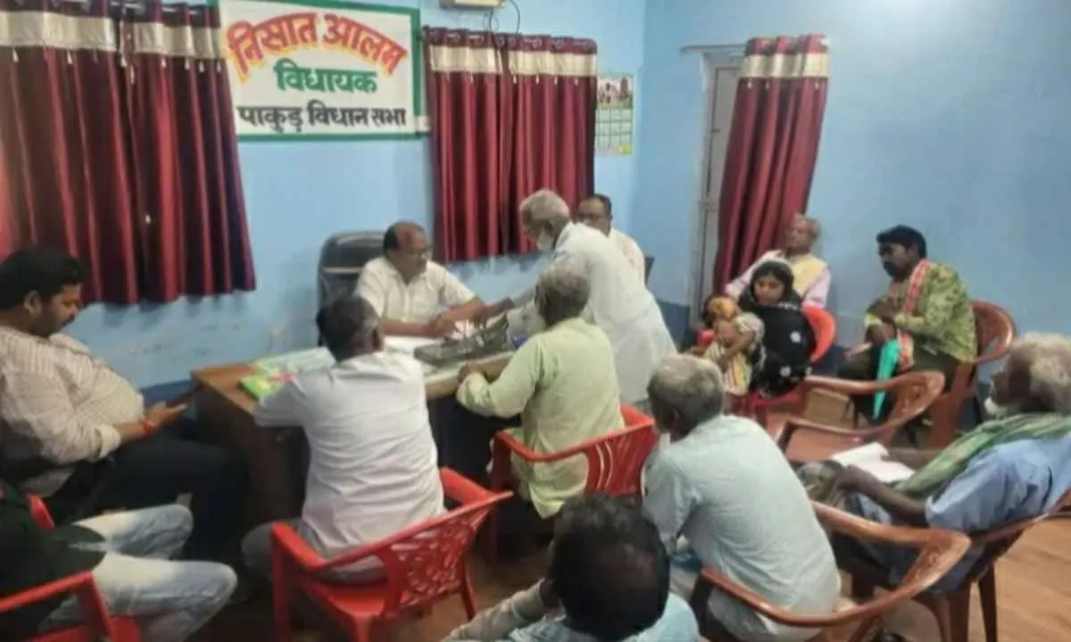 Sahebganj News : कांग्रेस कार्यालय में लगा जनता दरबार, ग्रामीणों ने रखी अपनी शिकायतें