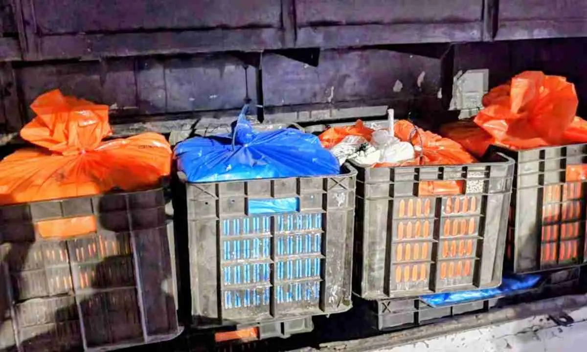 धनबाद में बड़ी कार्रवाई, बस से 1400 किलो नकली पनीर और 90 किलो नकली घी बरामद