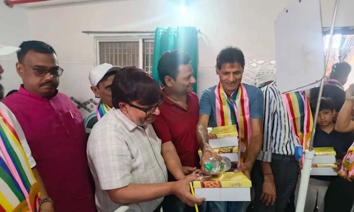 Koderma News: अस्पतालों और वृद्धाश्रमों में जैन महिला समाज ने पहुँचाई आर्थिक मदद और सेवा