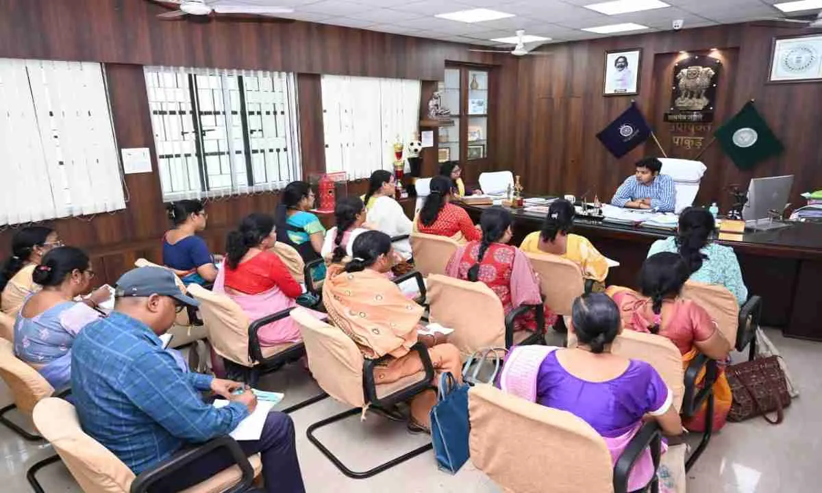 Pakur News: समाज कल्याण विभाग की बड़ी बैठक, आंगनबाड़ी केंद्रों की कार्यप्रणाली पर कड़े निर्देश