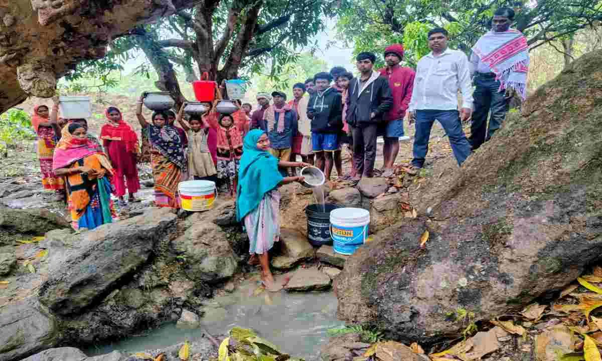 Dumka News: चापाकल बंद, सोलर टंकी बेकार&mdash;पानी के लिए तरस रहे पहाड़िया टोला के लोग   