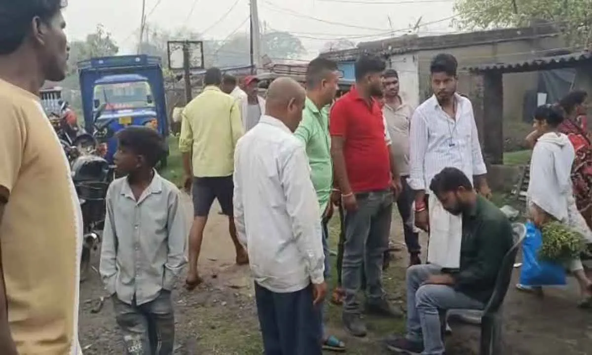 Dhanbad News: दर्दनाक सड़क हादसा, दो बाइक की टक्कर में तीन गंभीर