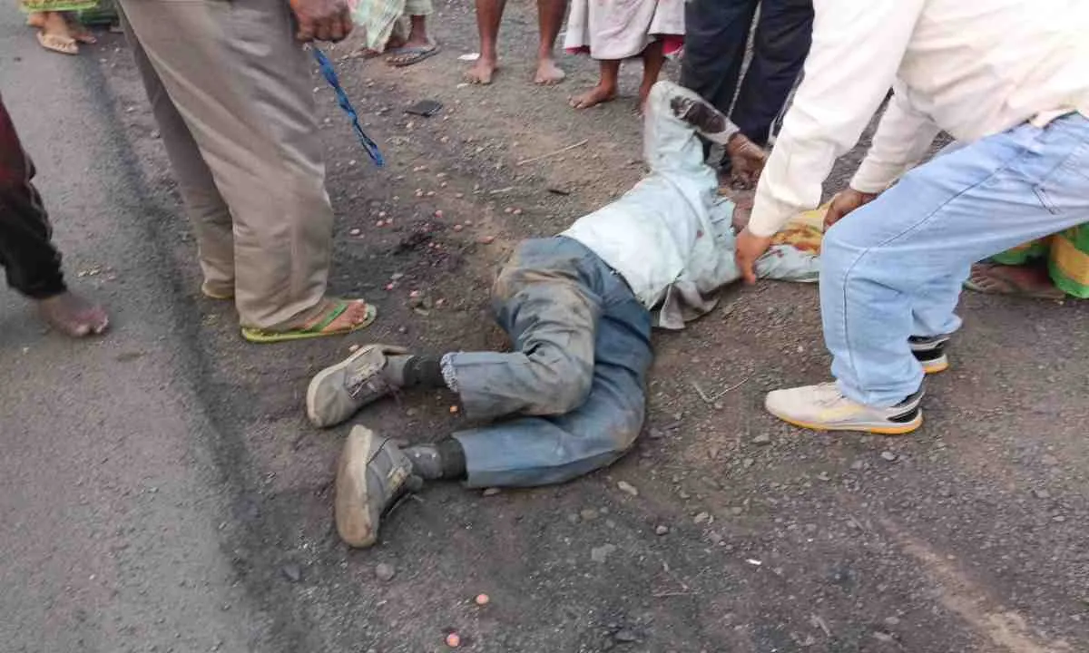 दो बाइक के बीच भीषण टक्कर, तीन घायल 