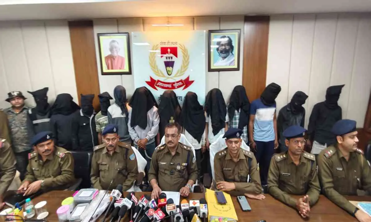 Hazaribagh News: हत्या और चोरी के 3 मामलों का एक साथ खुलासा, 13 आरोपी गिरफ्तार