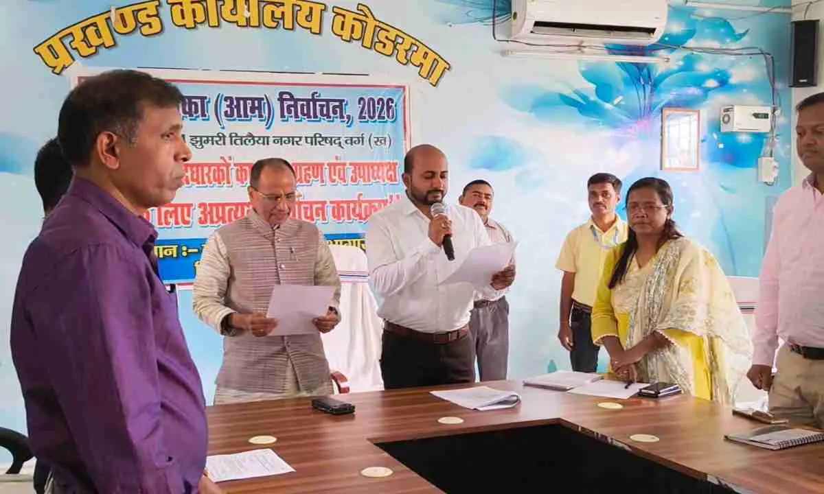 Koderma News :  नगर परिषद के नवनिर्वाचित अध्यक्ष और वार्ड पार्षदों ने ली शपथ