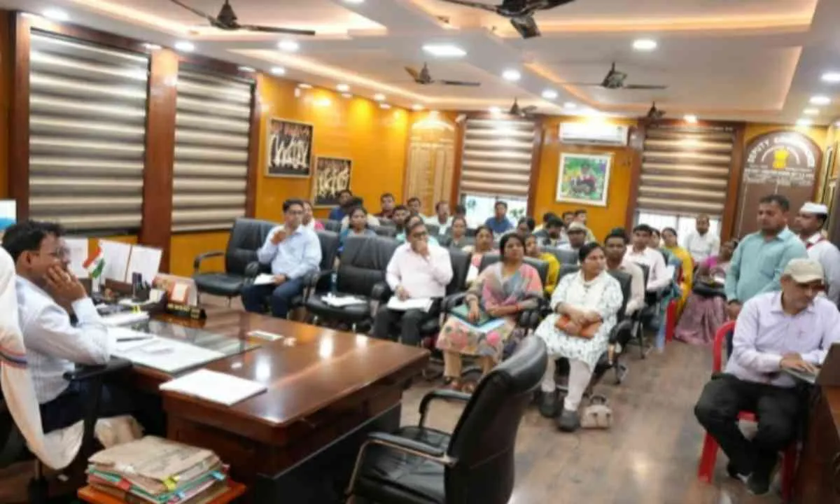 Sahebganj News: डीसी ने की विभिन्न विकास योजनाओं की समीक्षा बैठक,  सभी कार्य समयबद्ध पूरा करने का निर्देश