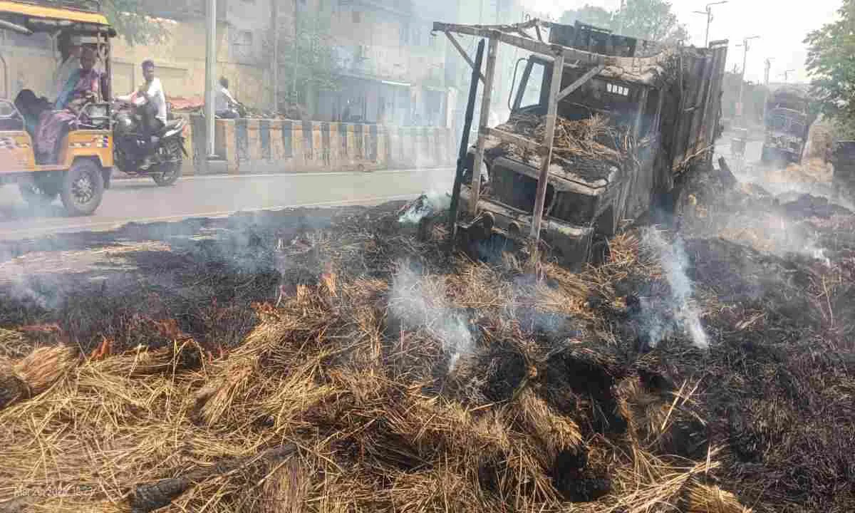 Dhanbad News: बिचाली लदे पिकअप वैन में लगी भीषण आग, वाहन जलकर खाक