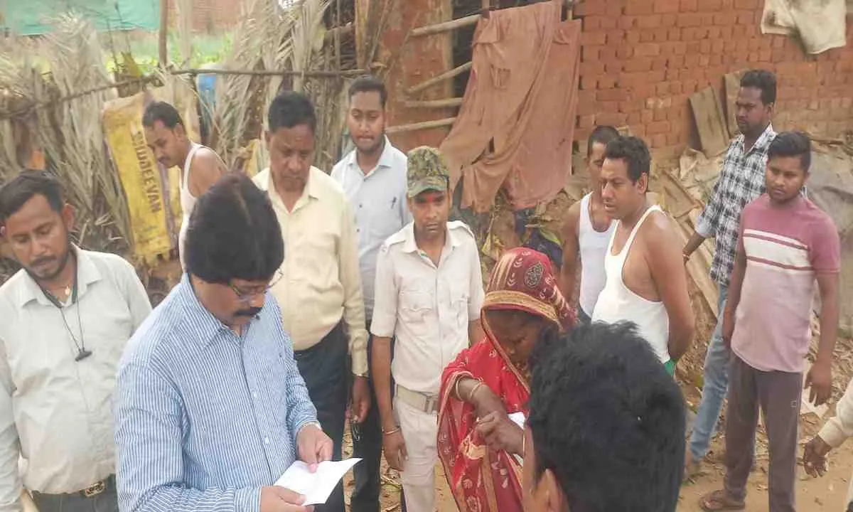 Dumka News: बीडीओ ने किया पंचुवटिकर आंगनवाड़ी केंद्र का औचक निरिक्षण 