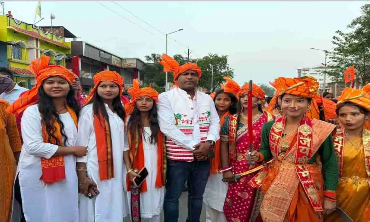 Palamu News : दुर्गा वाहिनी का भव्य पथ संचलन, शहर में निकाली गई पदयात्रा